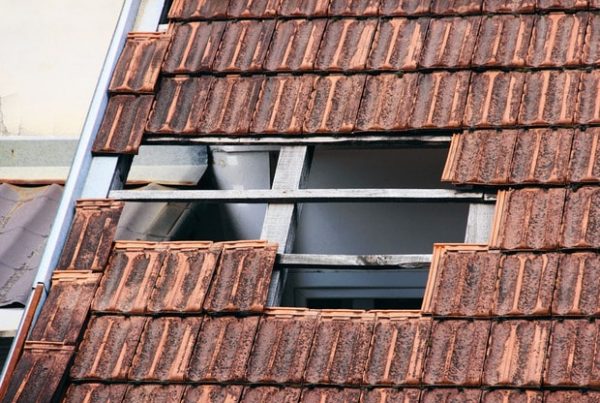 Remplacement de tuiles cassées en Gironde - Dominique Rénovation